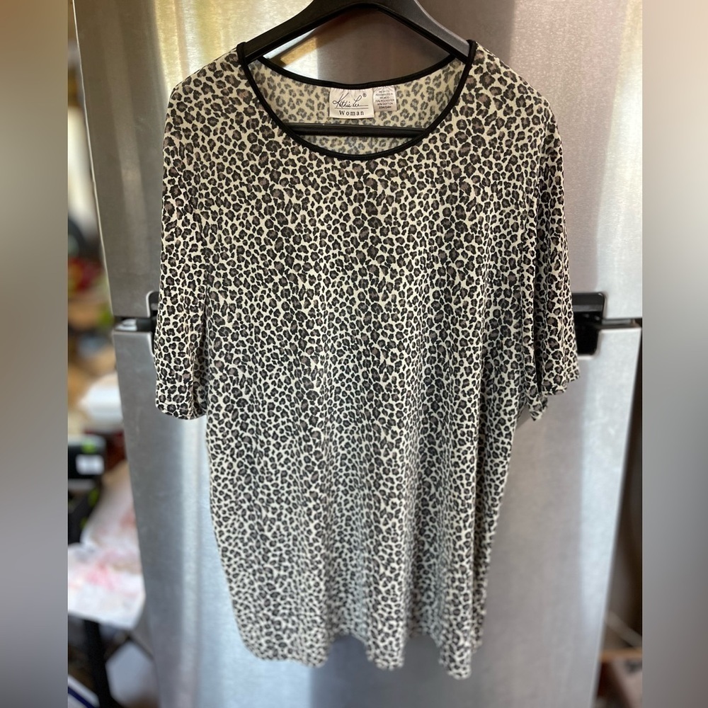 KATHIE LEE ANIMAL Tunic, scoopneck, short sleeve animal print 22W/24W TOP